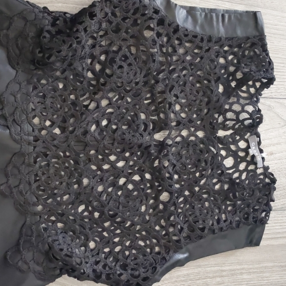 Black lace top with peplum bottom - Picture 3 of 4
